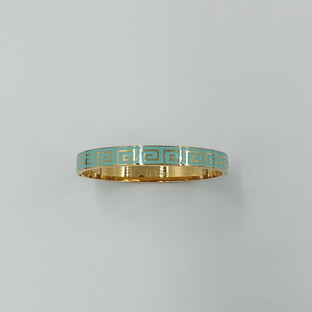 Χρυσό βραχιόλι χειροπέδα με γαλάζιο Greek Pattern σε ατσάλινη βάση | Suga Style