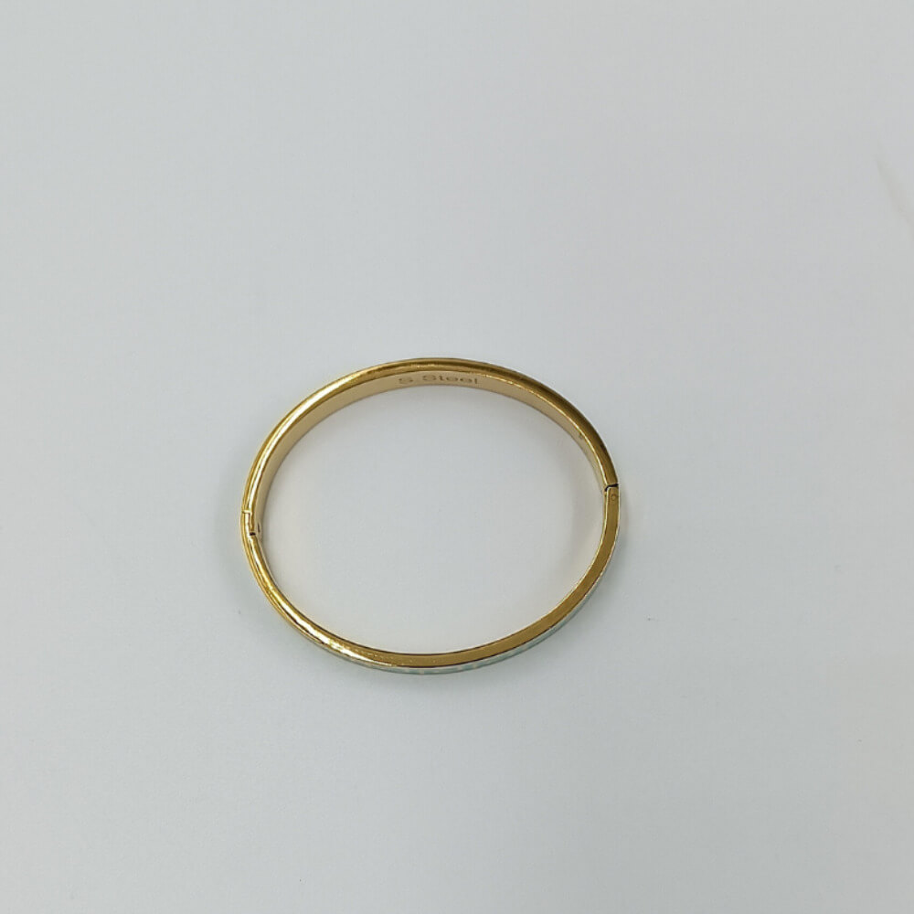 Γυναικείο ατσάλινο χρυσό βραχιόλι χειροπέδα με γαλάζια λεπτομέρεια | Suga Style