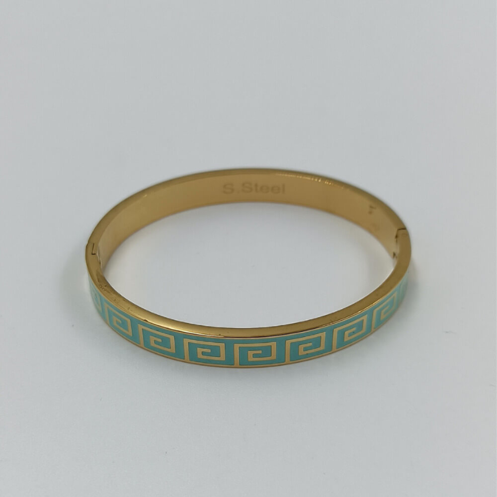 Ατσάλινο χρυσό βραχιόλι χειροπέδα με γαλάζιο Greek Pattern | Suga Style