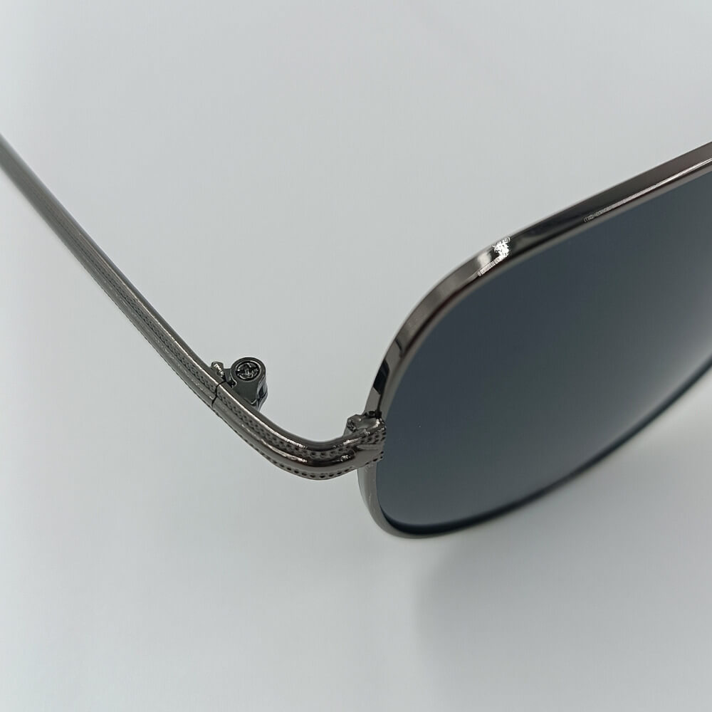Polarized aviator γυαλιά ηλίου με σκούρο ασημί σκελετό, μεταλλικό design