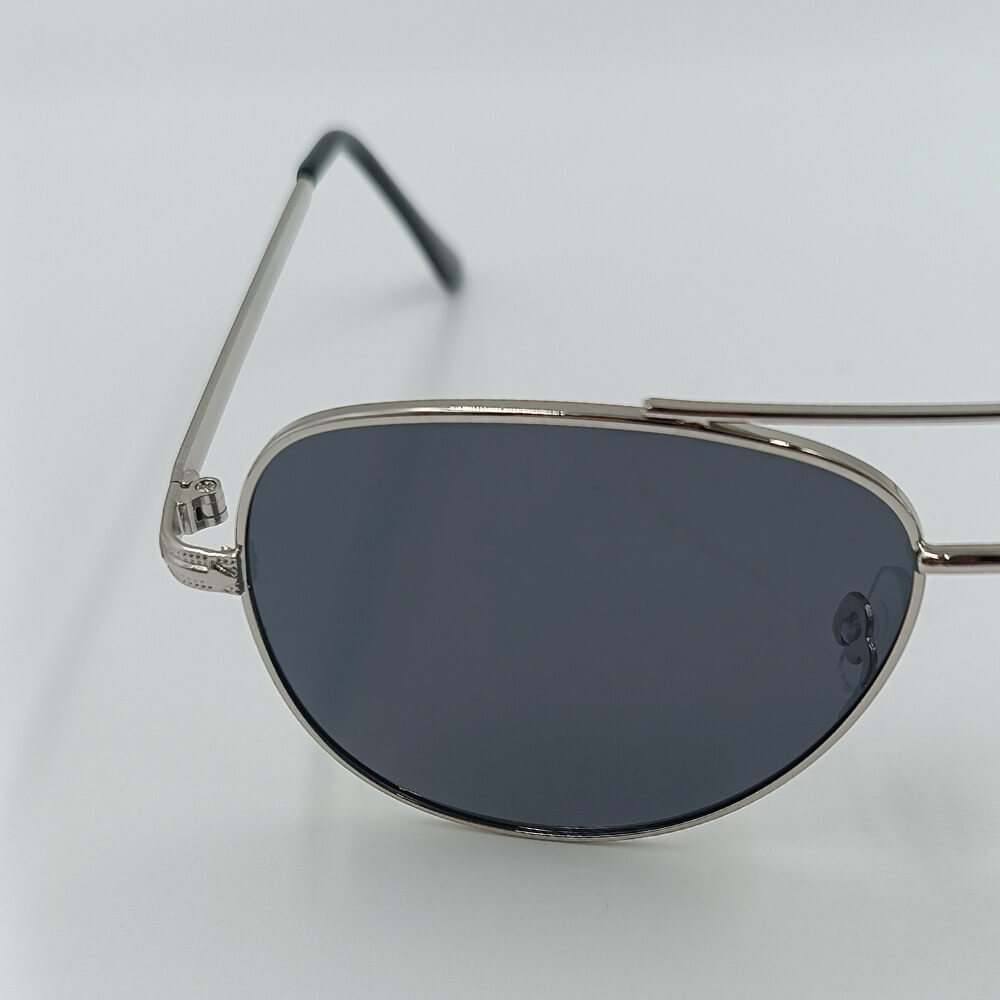Polarized aviator γυαλιά ηλίου με ανοιχτό ασημί σκελετό, μπροστινή όψη
