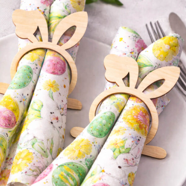 Ξύλινη πασχαλινή θήκη για πετσέτες σε σχέδιο κουνελάκι πάνω σε γιορτινό τραπέζι