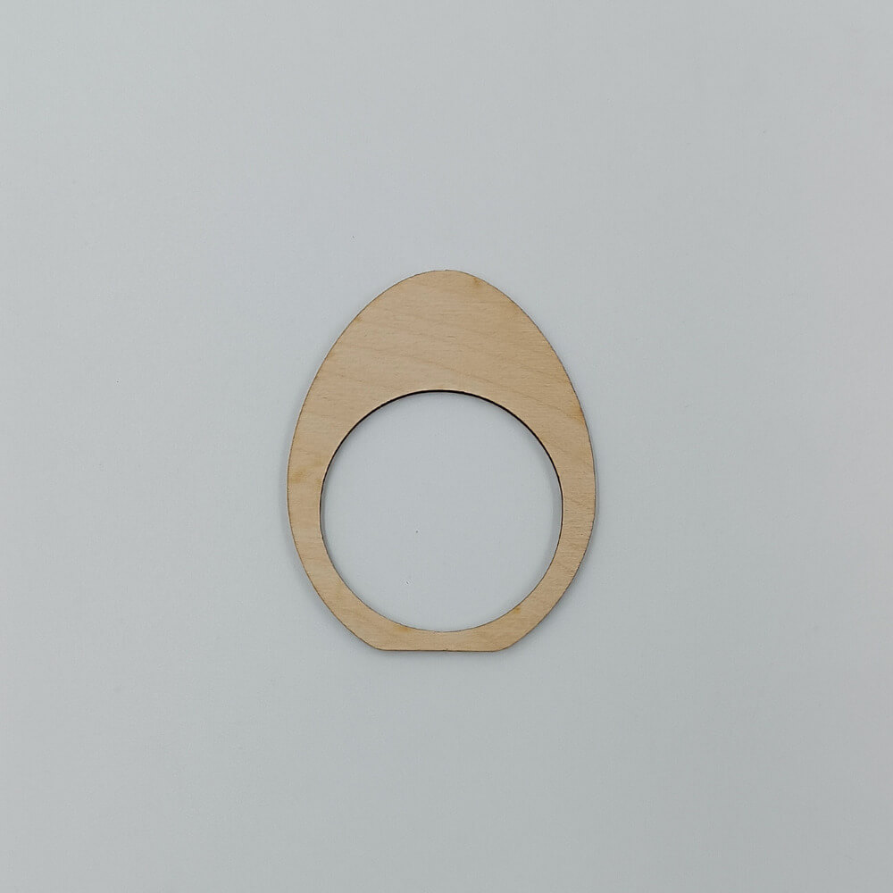 Ξύλινη πασχαλινή θήκη για πετσέτες με λουλουδένιο σχέδιο σε πασχαλινό τραπέζι