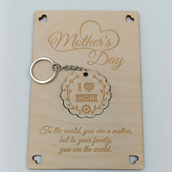 Ξύλινο μπρελόκ για τη μαμά με καρτελάκι δώρου | ToXylo