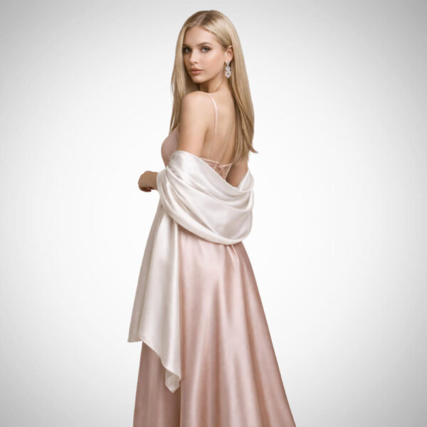 Λευκή βραδινή σατέν εσάρπα σε πλάγια όψη