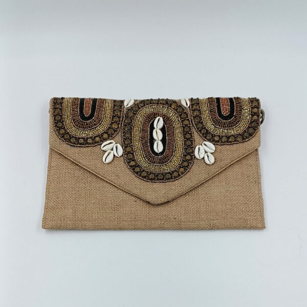 Χειροποίητη boho τσάντα φάκελος από λινάτσα με χάντρες και κοχύλια σε μπεζ χρώμα