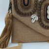 Μπεζ χειροποίητη τσάντα με διακόσμηση από χάντρες, κοχύλια και φούντα