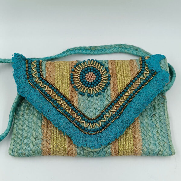 Ψάθινο τσαντάκι φάκελος τυρκουάζ με χάντρες και χρυσές λεπτομέρειες