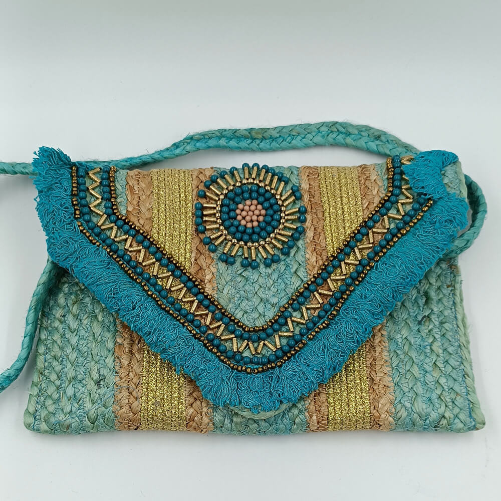 Ψάθινο τσαντάκι φάκελος τυρκουάζ με χάντρες και χρυσές λεπτομέρειες