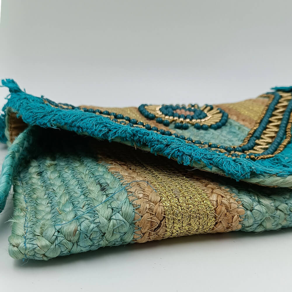 Ψάθινο τσαντάκι φάκελος τυρκουάζ με χάντρες και χρυσές λεπτομέρειες