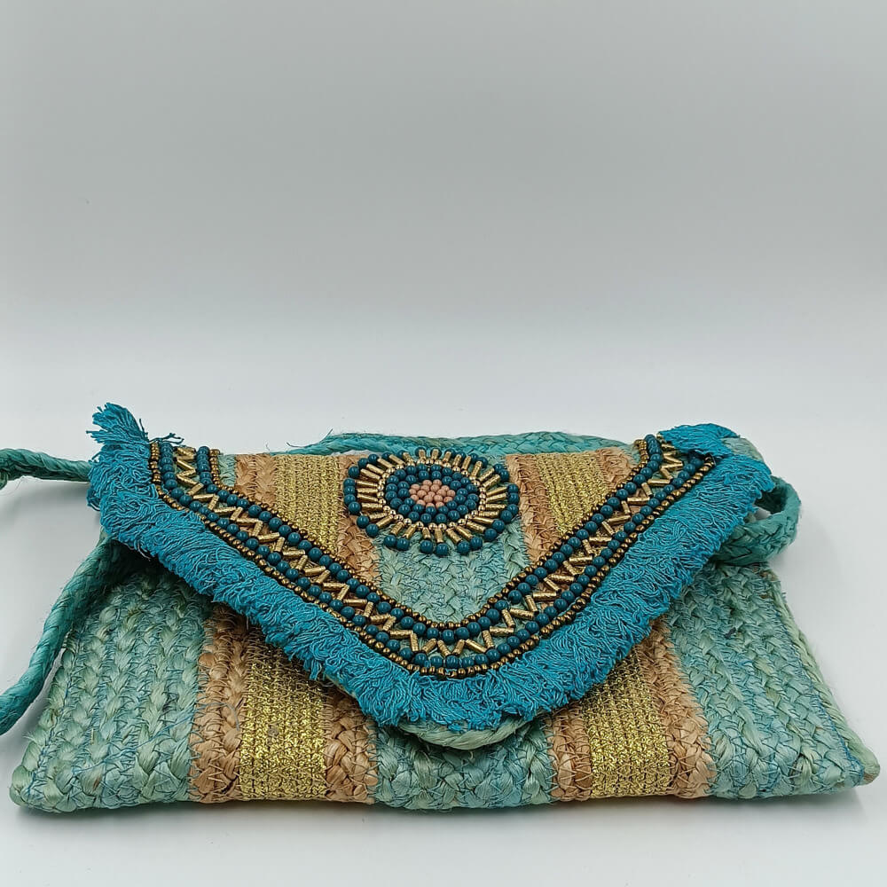 Γυναικείο ψάθινο clutch σε τυρκουάζ απόχρωση με διακοσμητικές χάντρες
