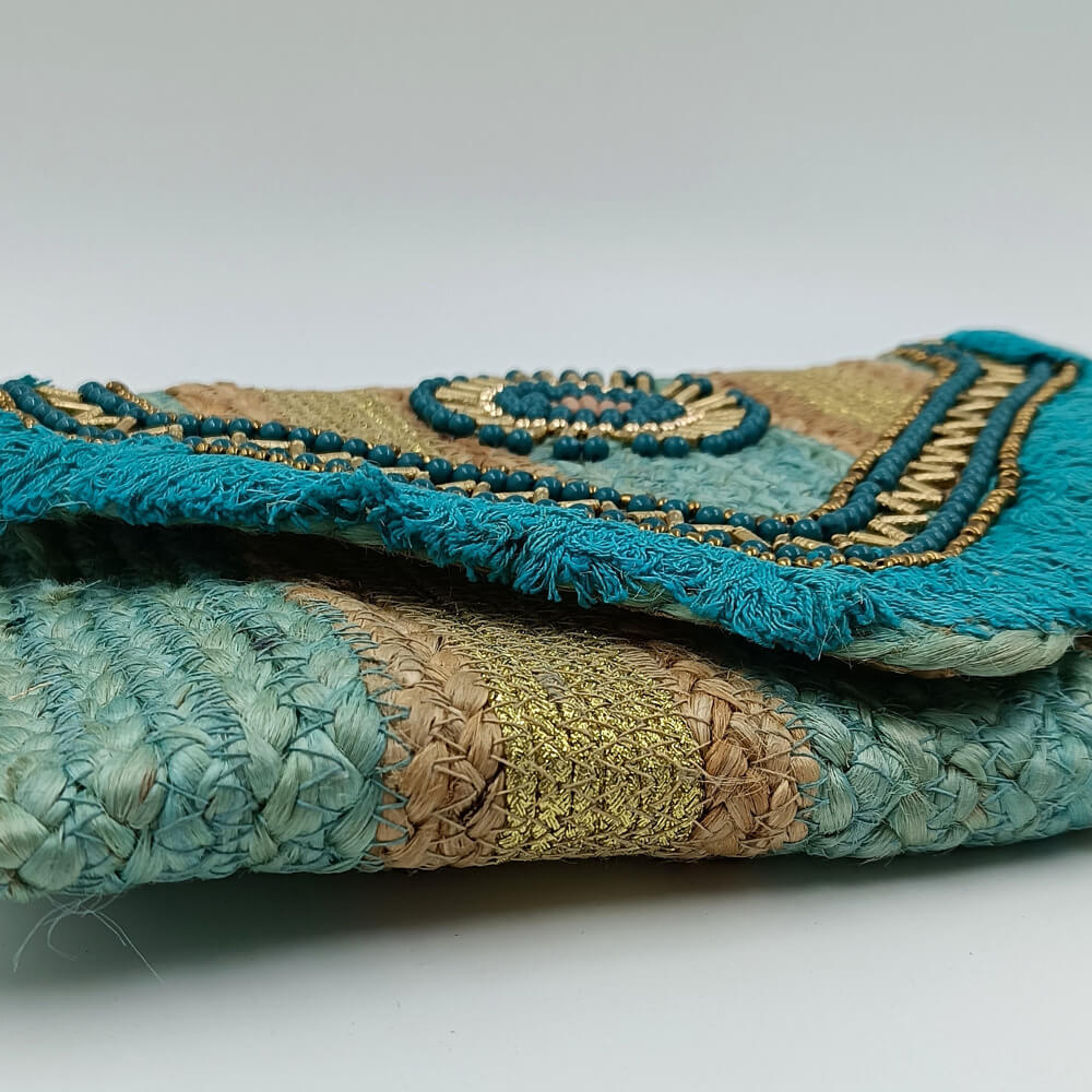 Γυναικείο ψάθινο clutch σε τυρκουάζ απόχρωση με διακοσμητικές χάντρες