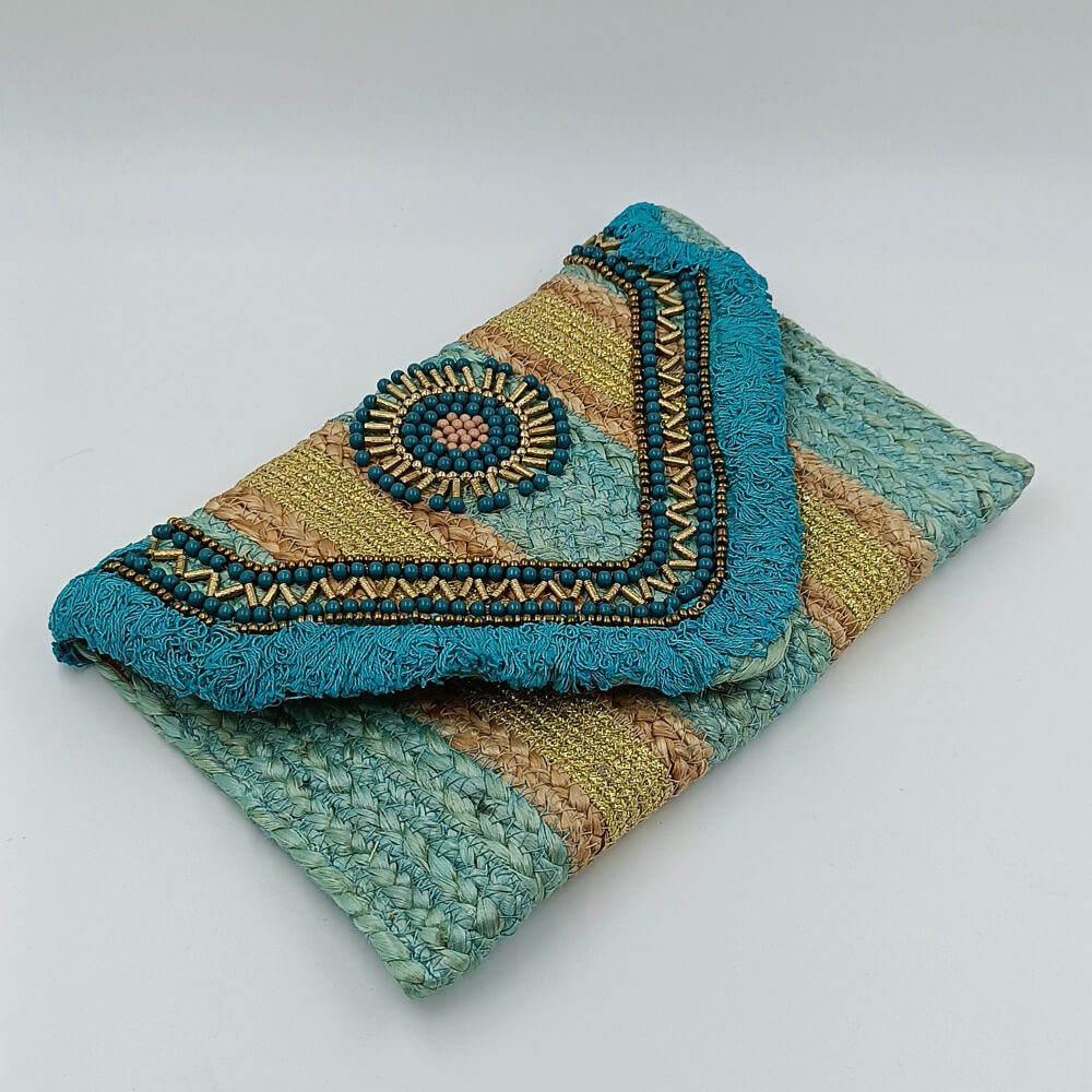 Γυναικείο ψάθινο clutch σε τυρκουάζ απόχρωση με διακοσμητικές χάντρες