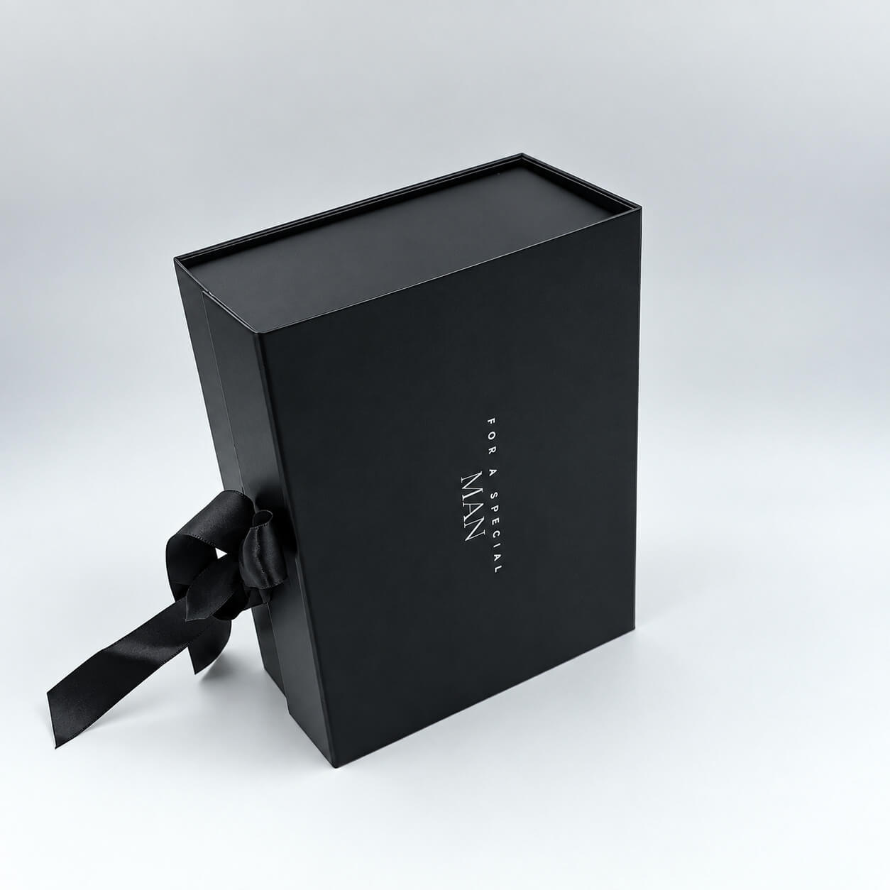 Μαύρο ανδρικό gift box με ουίσκι, πορτοφόλι και γκρι γραβάτα