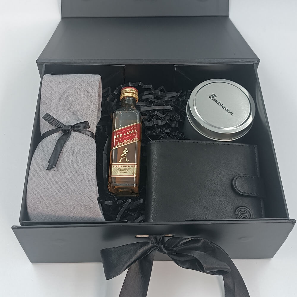 Premium ανδρικό δωροκούτι Gentleman Suga Style με δερμάτινο πορτοφόλι, κερί, whisky και γραβάτα