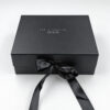 Μαύρο ανδρικό gift box με ουίσκι, πορτοφόλι και γκρι γραβάτα