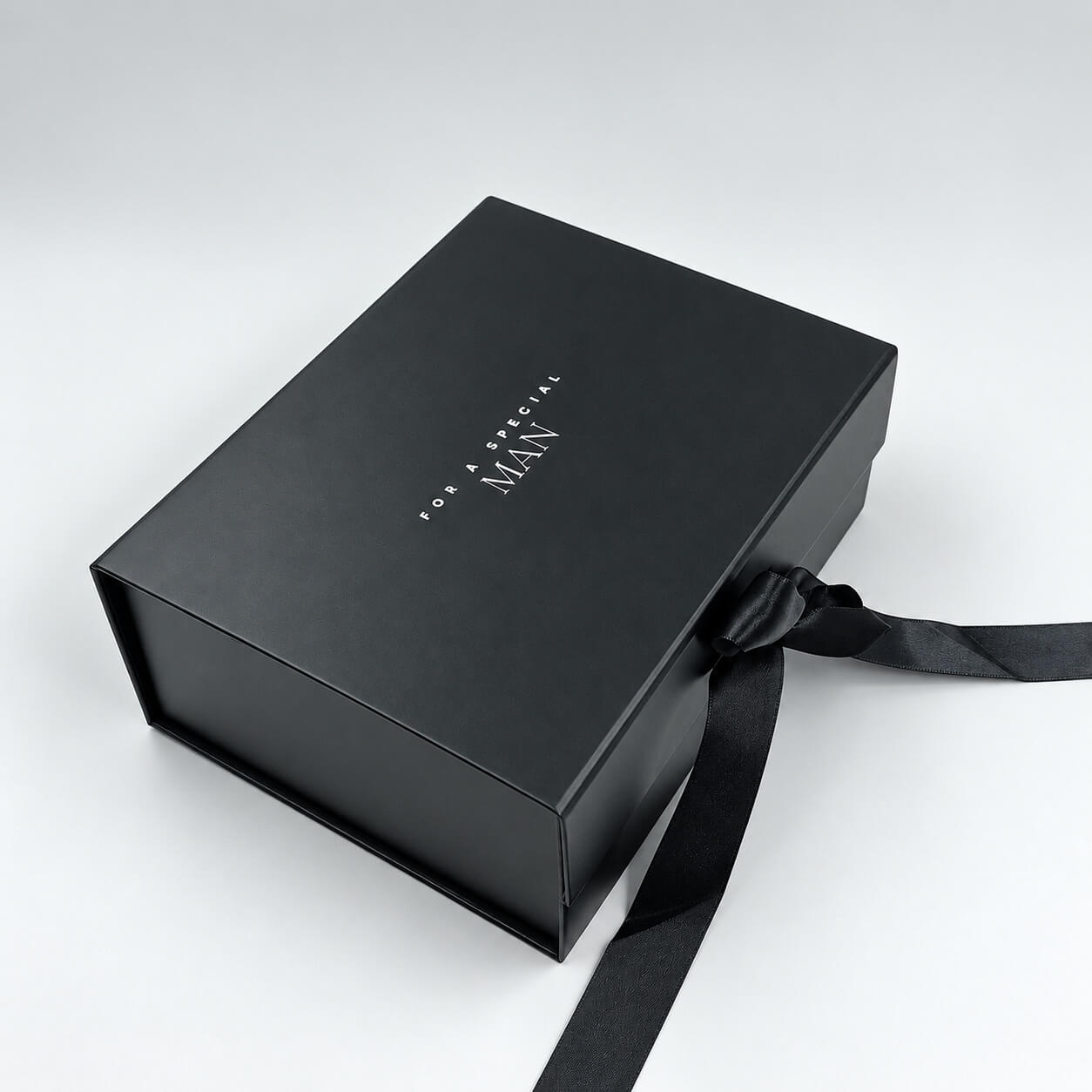 Μαύρο ανδρικό gift box με ουίσκι, πορτοφόλι και γκρι γραβάτα