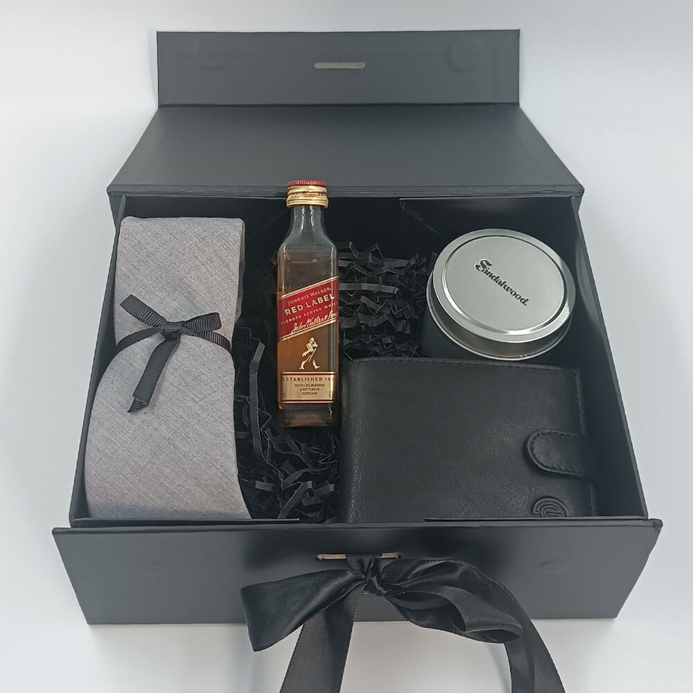 Premium ανδρικό δωροκούτι Gentleman Suga Style με δερμάτινο πορτοφόλι, κερί, whisky και γραβάτα