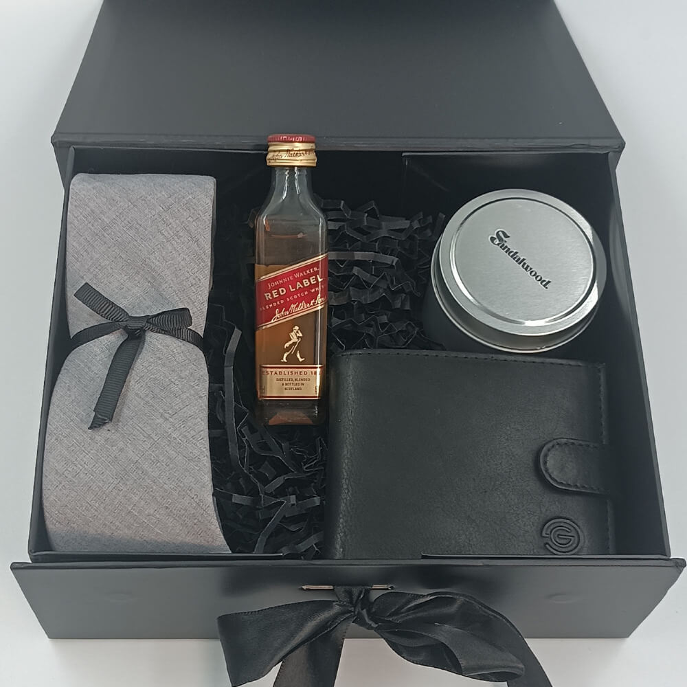 Ανδρικό gift box Gentleman Suga Style με πορτοφόλι γνήσιου δέρματος, αρωματικό κερί και Johnnie Walker Red Label