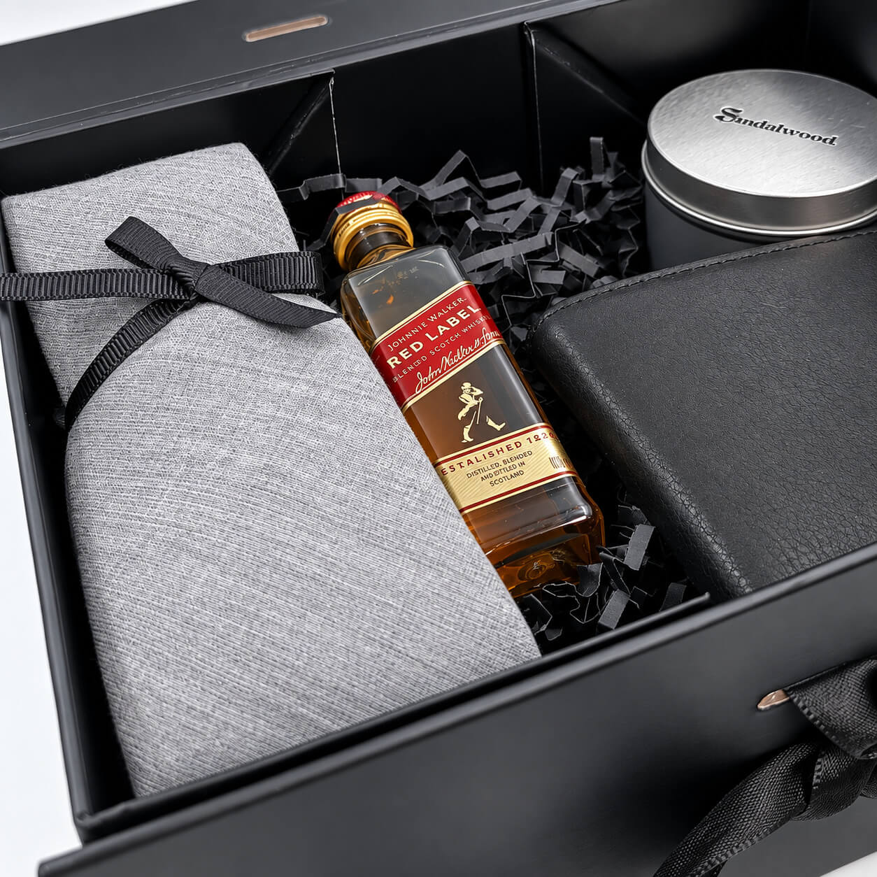Ανδρικό gift box με Johnnie Walker Red Label, γραβάτα και πορτοφόλι