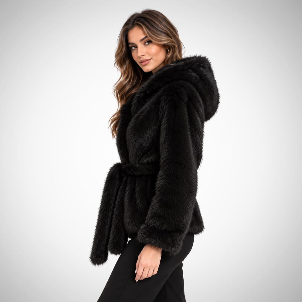Μαύρη γούνα με κουκούλα για κομψό χειμερινό look