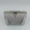 Γυναικεία ασημί βραδινή τσάντα clutch με ανάγλυφο σχέδιο