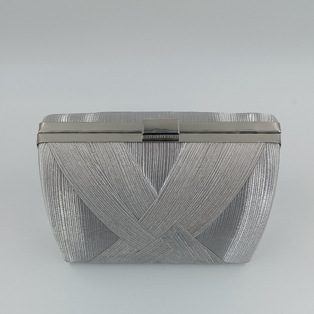 Γυναικεία ασημί βραδινή τσάντα clutch με ανάγλυφο σχέδιο