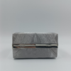 Γυναικεία ασημί βραδινή τσάντα clutch με ανάγλυφο σχέδιο