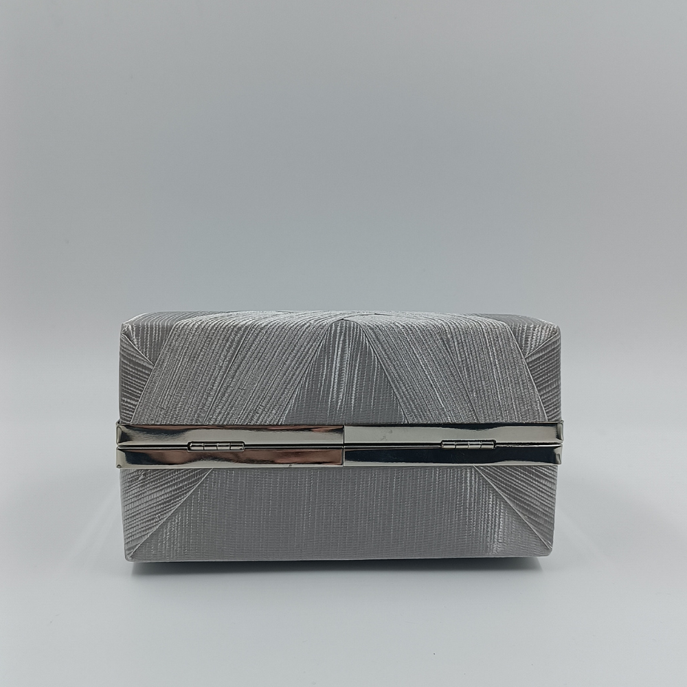 Γυναικεία ασημί βραδινή τσάντα clutch με ανάγλυφο σχέδιο