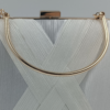 Λευκό clutch τσαντάκι με μεταλλικό χερούλι και χρυσή αλυσίδα ώμου