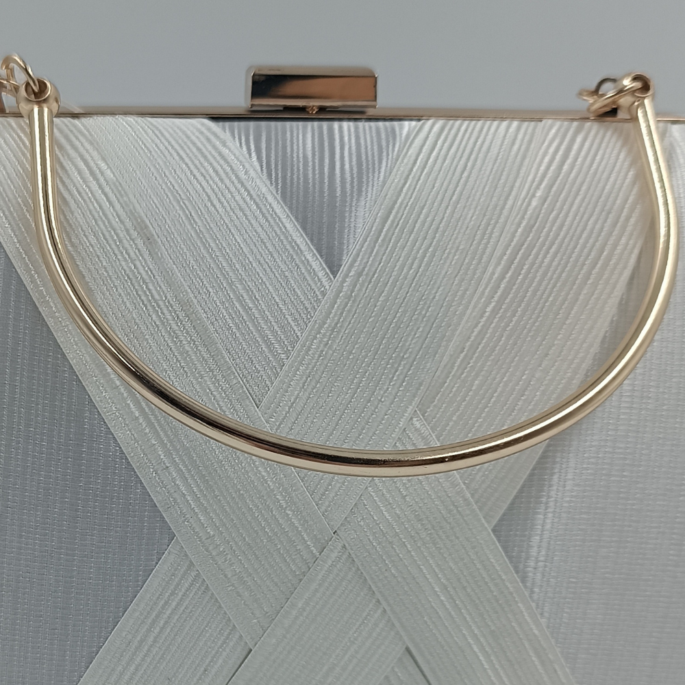 Λευκό clutch τσαντάκι με μεταλλικό χερούλι και χρυσή αλυσίδα ώμου