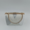 Λευκό clutch τσαντάκι με μεταλλικό χερούλι και χρυσή αλυσίδα ώμου