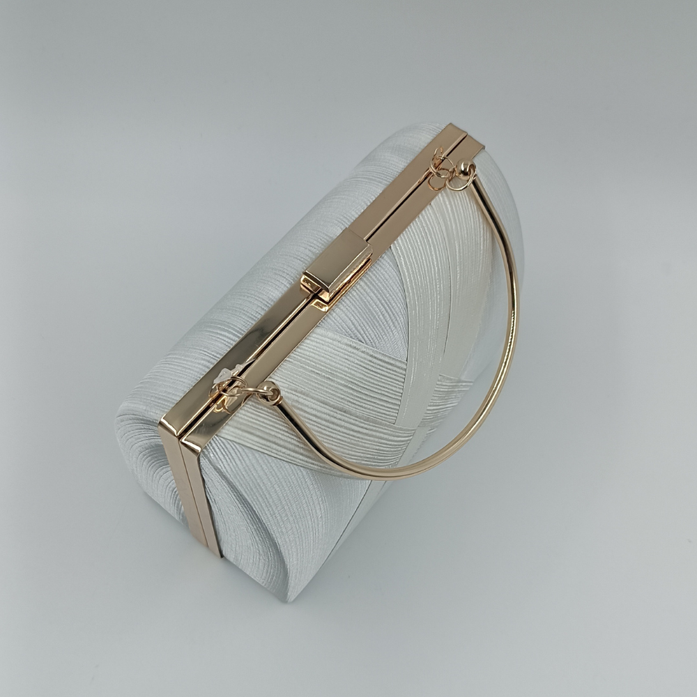 Λευκό clutch τσαντάκι με μεταλλικό χερούλι και χρυσή αλυσίδα ώμου
