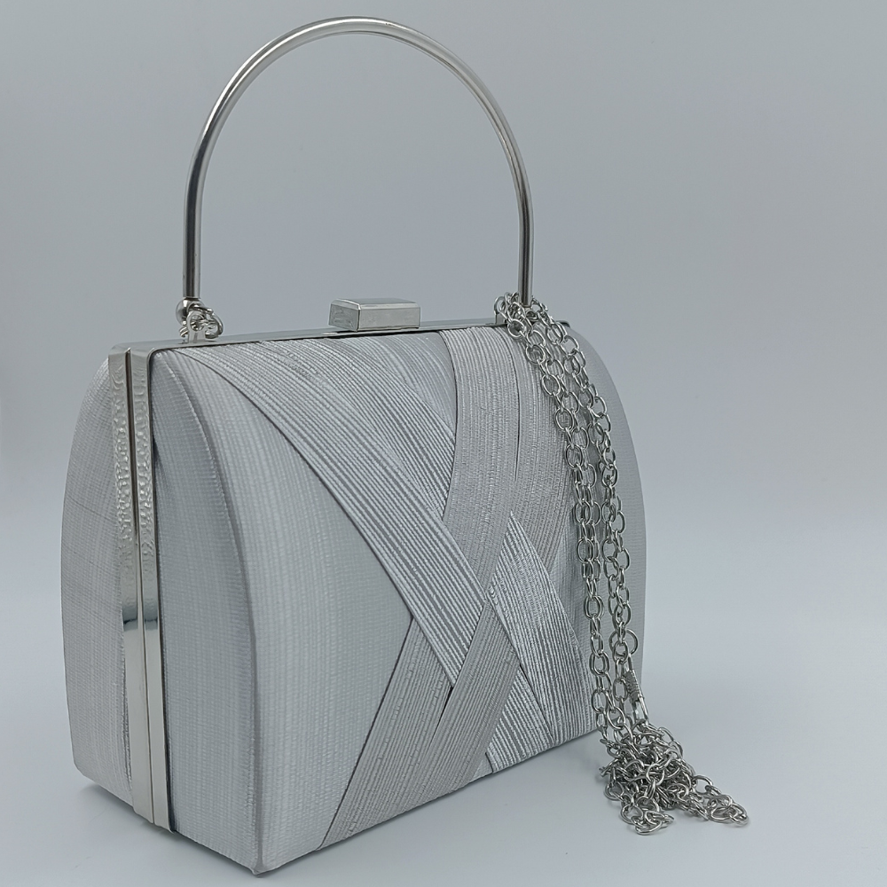 Ασημί βραδινό τσαντάκι clutch με μεταλλικές λεπτομέρειες