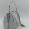 Ασημί βραδινό τσαντάκι clutch με μεταλλικές λεπτομέρειες