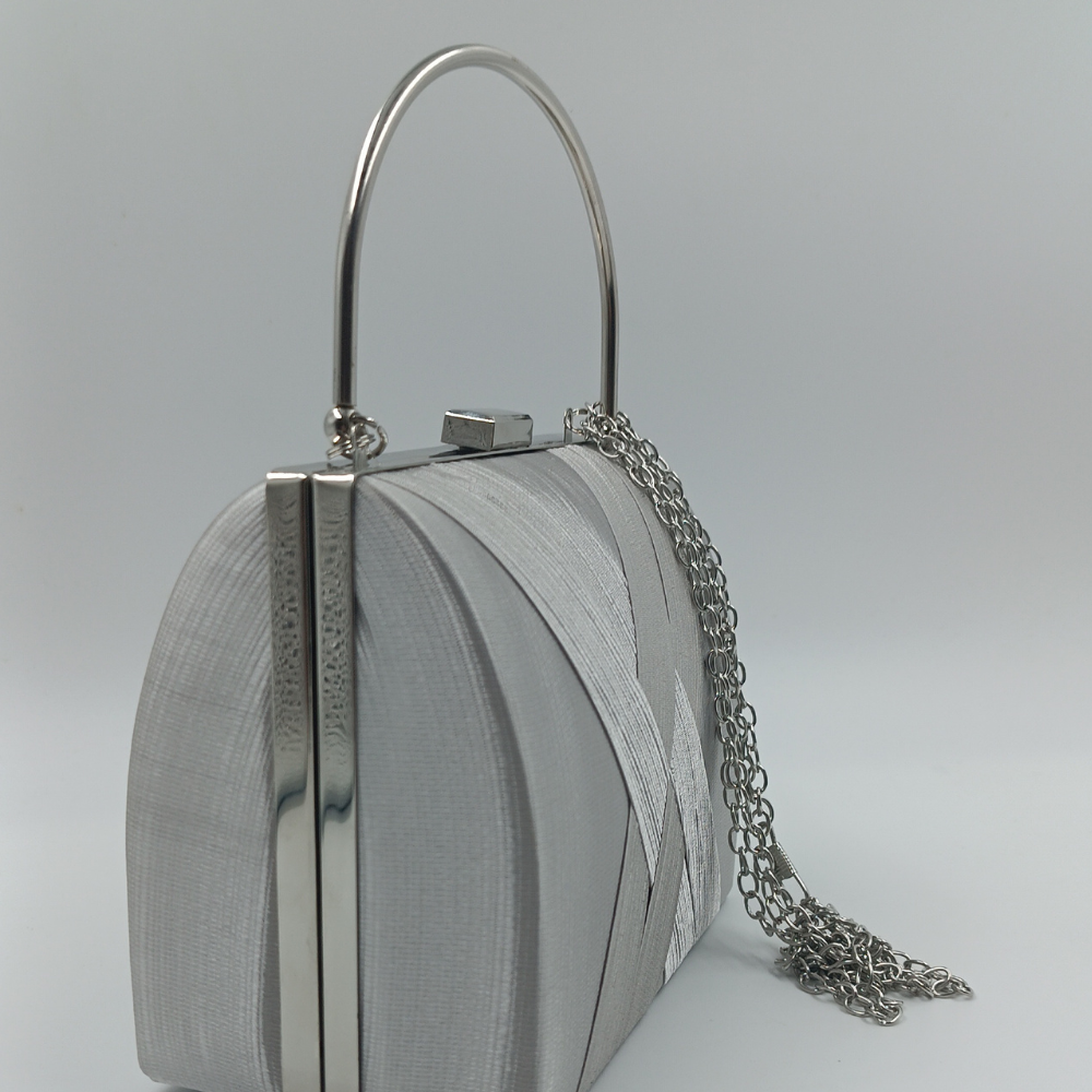 Ασημί βραδινό τσαντάκι clutch με μεταλλικές λεπτομέρειες