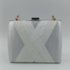 Βραδινή λευκή τσάντα clutch με ανάγλυφο γεωμετρικό σχέδιο – Suga Style