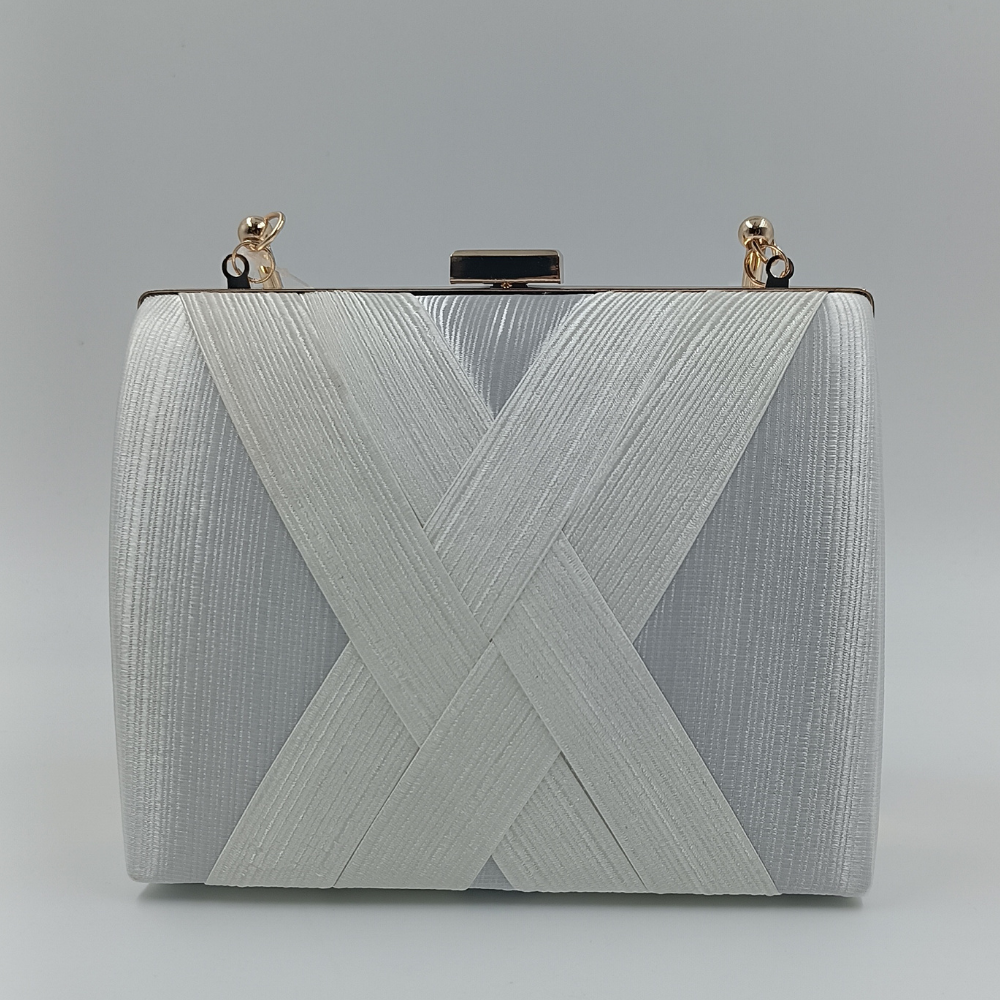 Βραδινή λευκή τσάντα clutch με ανάγλυφο γεωμετρικό σχέδιο – Suga Style