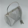 Ασημί βραδινό τσαντάκι clutch με μεταλλικές λεπτομέρειες