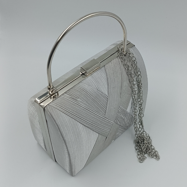 Ασημί βραδινό τσαντάκι clutch με μεταλλικές λεπτομέρειες