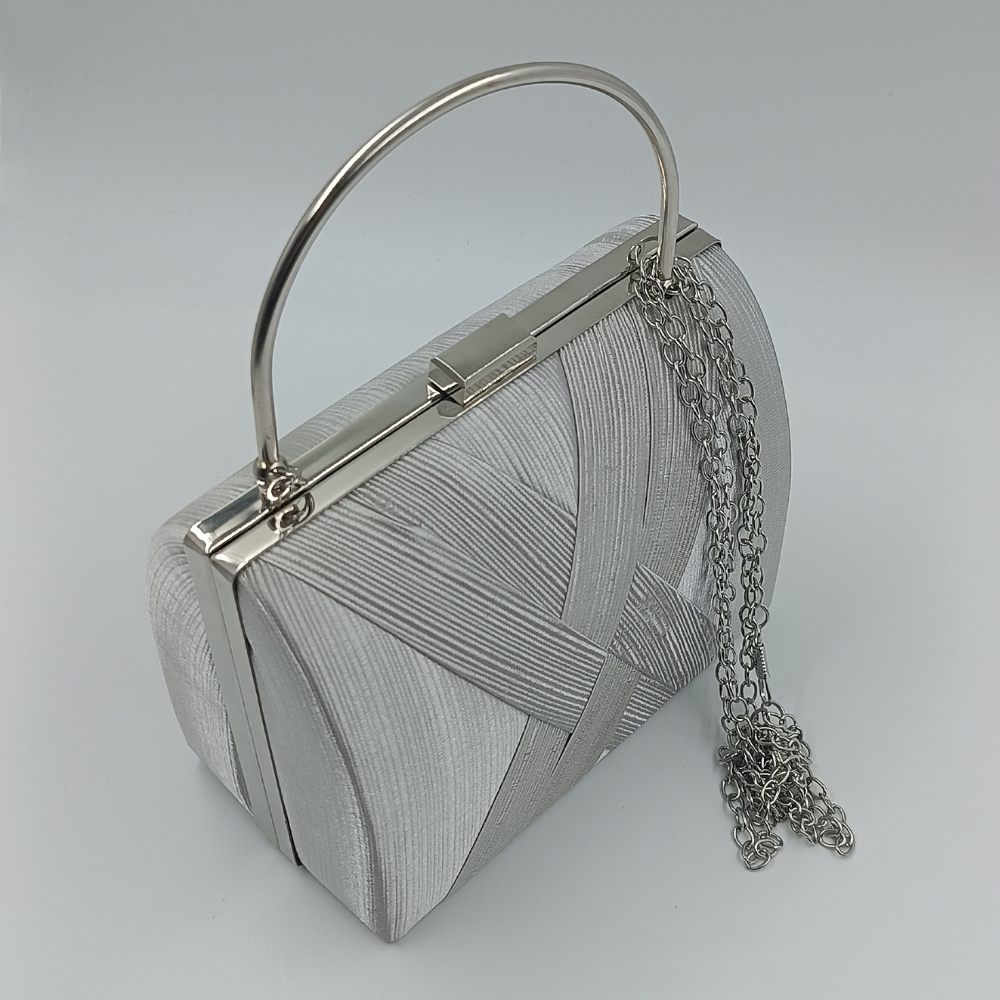 Ασημί βραδινό τσαντάκι clutch με μεταλλικές λεπτομέρειες