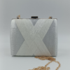 Βραδινή λευκή τσάντα clutch με ανάγλυφο γεωμετρικό σχέδιο – Suga Style