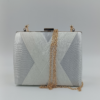 Λευκή βραδινή τσάντα clutch με χρυσές λεπτομέρειες και αλυσίδα