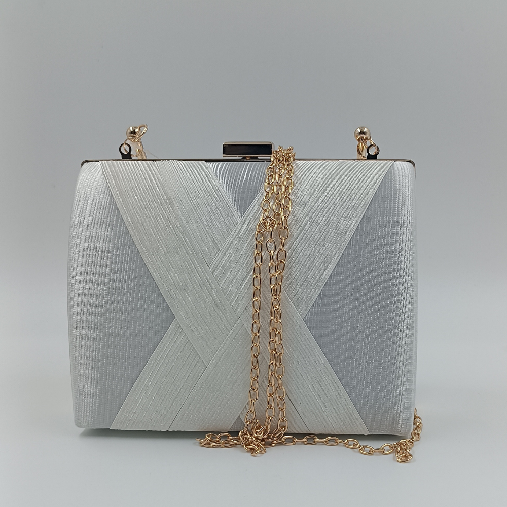 Λευκή βραδινή τσάντα clutch με χρυσές λεπτομέρειες και αλυσίδα