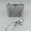 Ασημί clutch τσάντα με μεταλλικό χερούλι και αλυσίδα – Suga Style