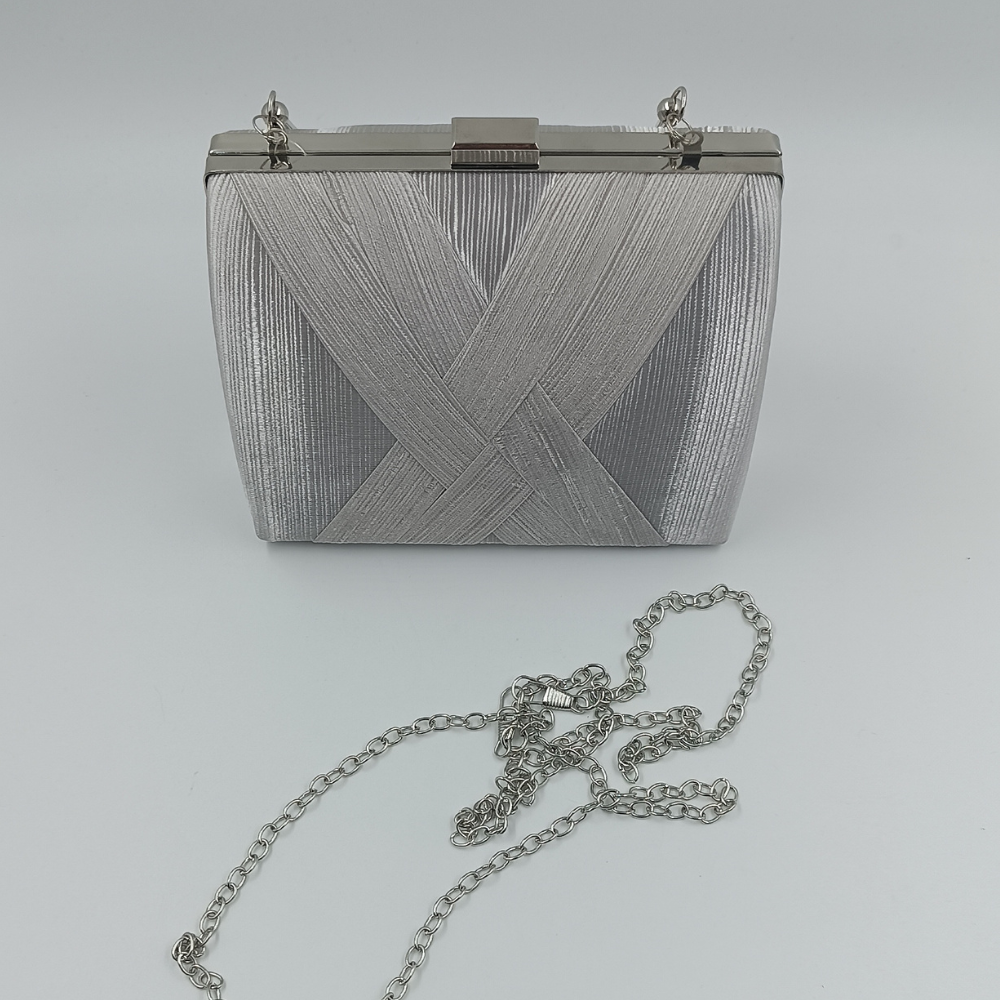 Ασημί clutch τσάντα με μεταλλικό χερούλι και αλυσίδα – Suga Style