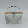 Λευκό clutch τσαντάκι με μεταλλικό χερούλι και χρυσή αλυσίδα ώμου