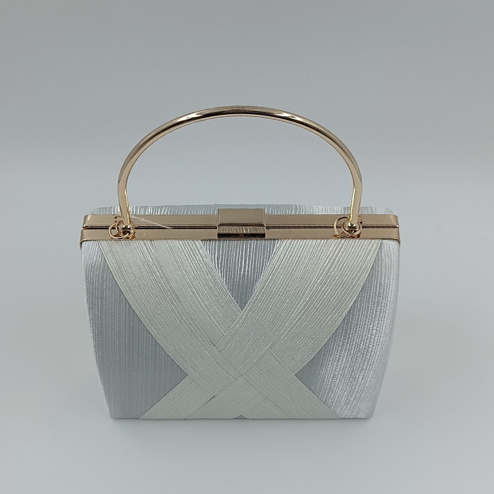 Λευκό clutch τσαντάκι με μεταλλικό χερούλι και χρυσή αλυσίδα ώμου