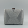 Γυναικεία ασημί βραδινή τσάντα clutch με ανάγλυφο σχέδιο