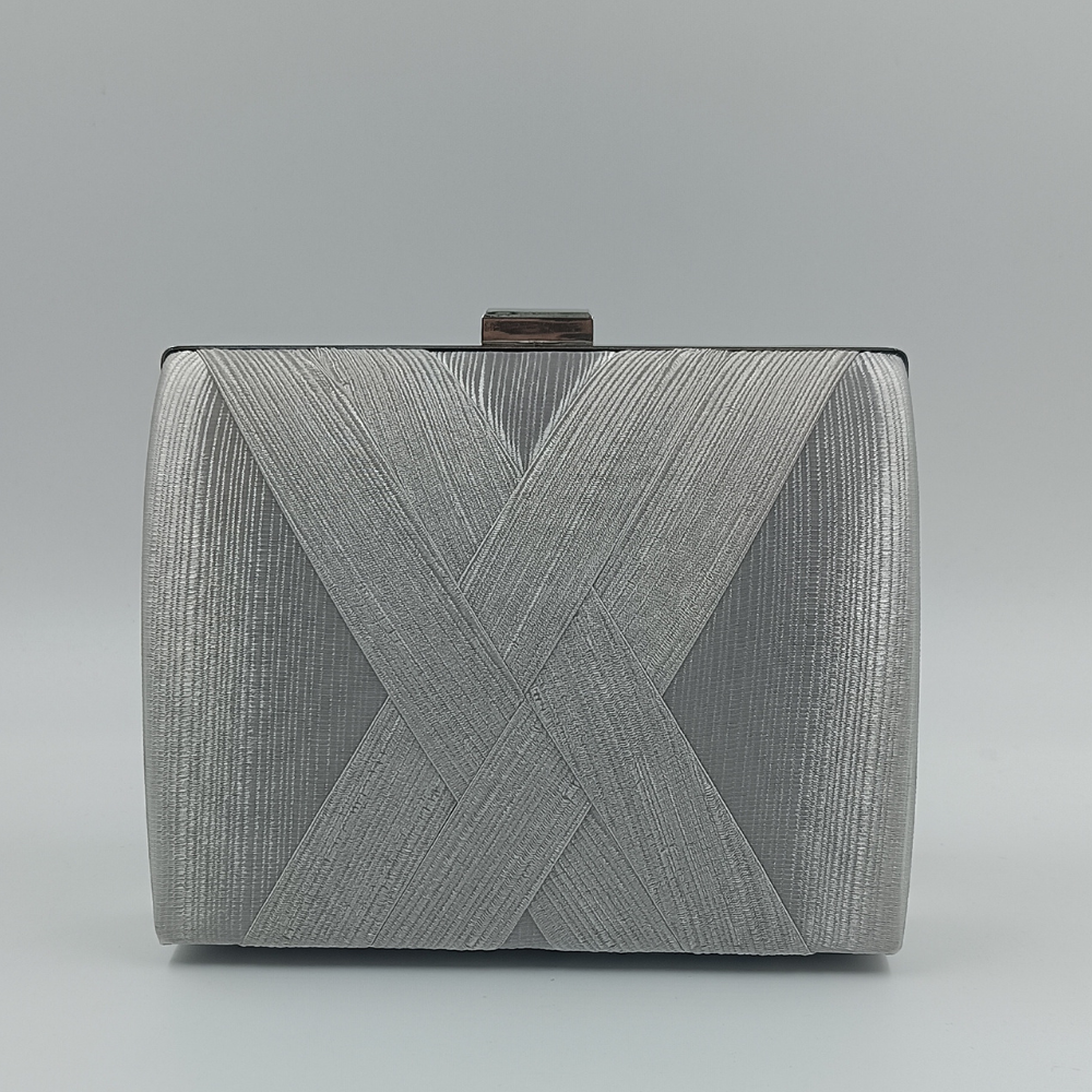Γυναικεία ασημί βραδινή τσάντα clutch με ανάγλυφο σχέδιο